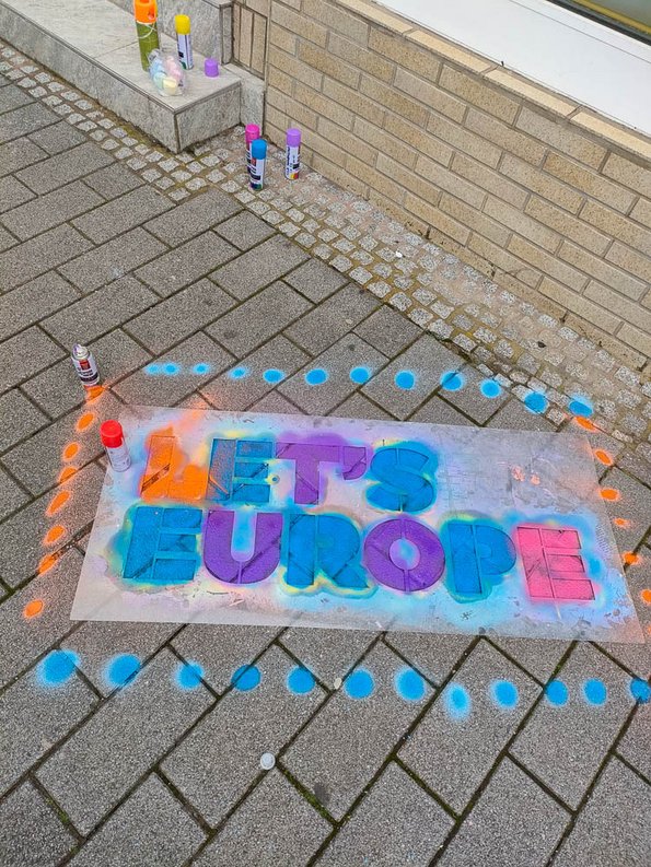 Bild aus Kreide auf dem Bürgersteig mit dem Text. "Let's Europe"